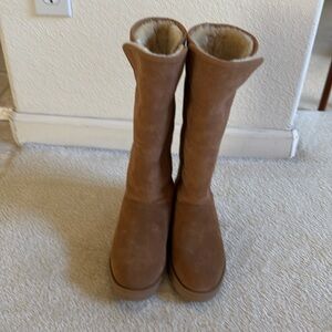 AUTHENTIC/BRAND NEW : Classic Genuine Shearling Lined Ugg Boots

Size : 6 M